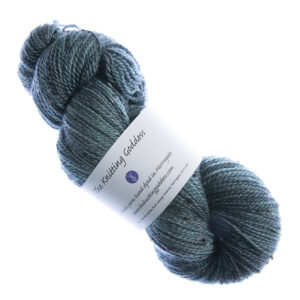 skein of hand dyed dark teal tweed yarn
